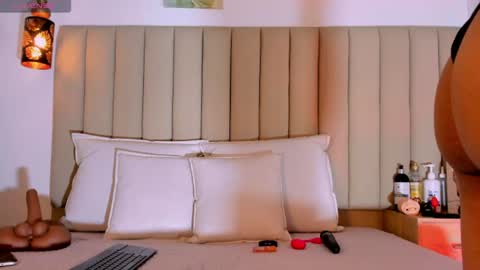 nicolemadrird online show from July 24, 2026, 7:56 pm
