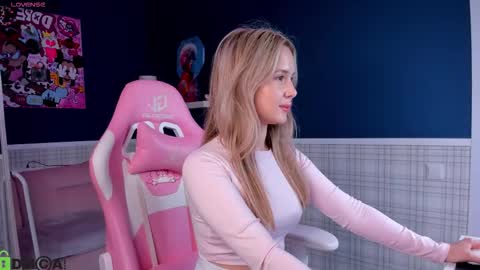 nicolettacooper online show from September 9, 2025, 9:42 am