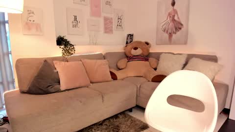 Nicolle online show from March 6, 2025, 8:16 pm