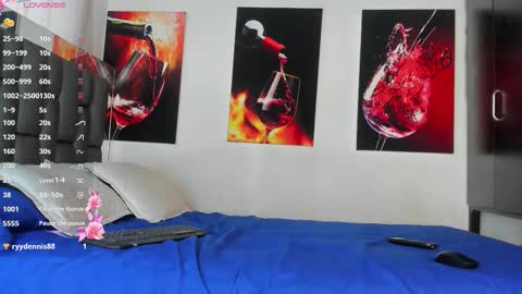 nicolle_hanks1 online show from November 13, 2025, 2:49 pm