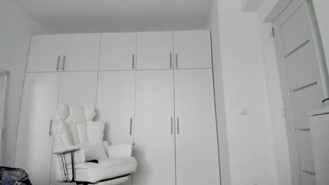 Nicolle online show from September 11, 2025, 4:45 am