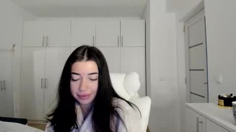 Nicolle online show from October 13, 2025, 4:56 am