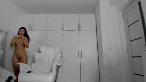 Nicolle online show from November 28, 2025, 5:43 am