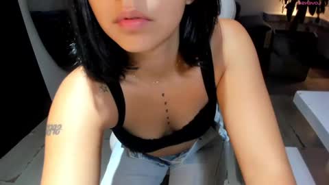 Snapshot of nicolross_ chatting on December 13, 2024, 4:22 am NicolRoss online show from December 13, 2024, 4:22 am