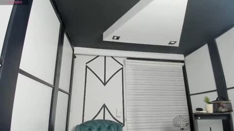 Snapshot of nicolross_ chatting on December 4, 2025, 10:07 pm NicolRoss online show from December 4, 2025, 10:07 pm