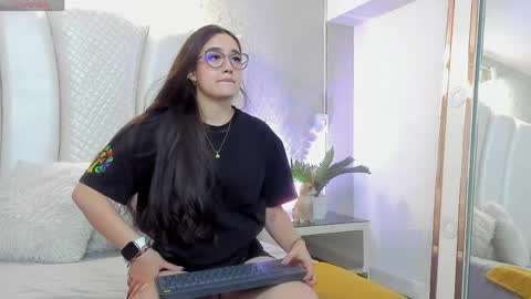 nieve_white online show from April 29, 2026, 4:49 am