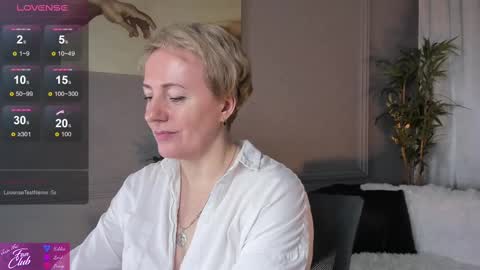 Snapshot of nika_smit chatting on February 9, 2025, 8:11 am Nika online show from February 9, 2025, 8:11 am