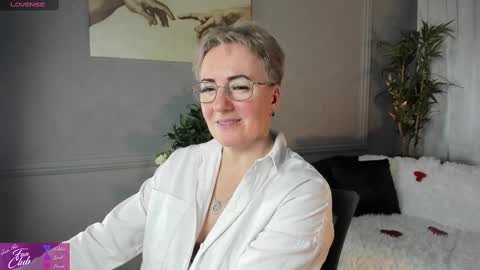 Snapshot of nika_smit chatting on February 14, 2025, 11:42 am Nika online show from February 14, 2025, 11:42 am