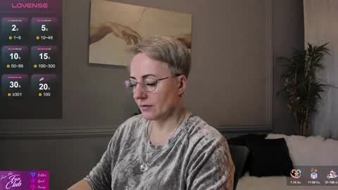 Snapshot of nika_smit chatting on February 16, 2025, 5:37 am Nika online show from February 16, 2025, 5:37 am