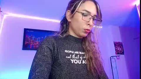 Snapshot of niki_1998 chatting on September 19, 2025, 12:12 am Natalia online show from September 19, 2025, 12:12 am