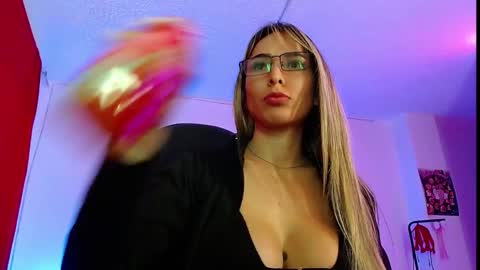 Snapshot of niki_1998 chatting on October 18, 2025, 7:03 pm Natalia online show from October 18, 2025, 7:03 pm