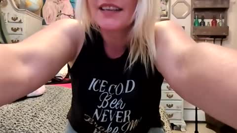 nikki32313 online show from May 6, 2026, 3:13 am