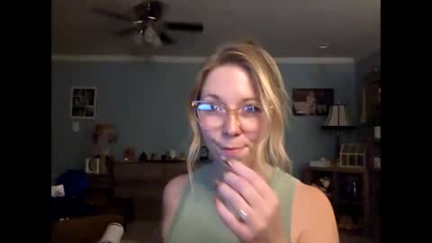 Snapshot of nikkib653466 chatting on March 31, 2026, 11:27 pm nikkib653466 online show from March 31, 2026, 11:27 pm