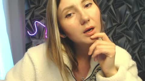 nikkikiss___ online show from June 19, 2026, 1:32 am