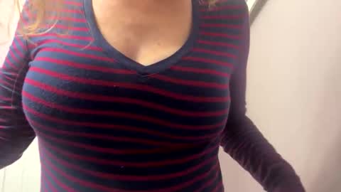 NikkiLuv online show from November 17, 2025, 6:14 pm