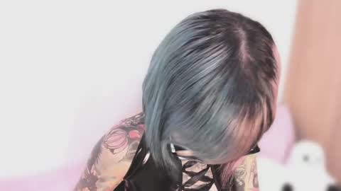 Nikki Ramone   online show from October 3, 2025, 11:02 pm