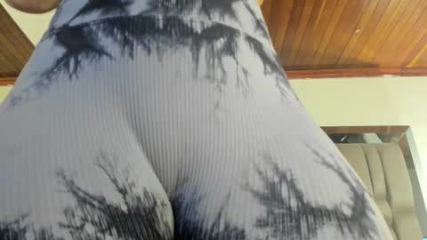 Snapshot of nikkysmiith chatting on October 31, 2025, 11:33 am online show from October 31, 2025, 11:33 am