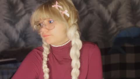 nikoli_naw online show from May 4, 2026, 8:49 pm