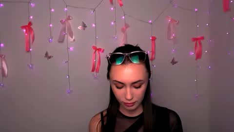 nikonara_ online show from April 22, 2026, 4:19 pm