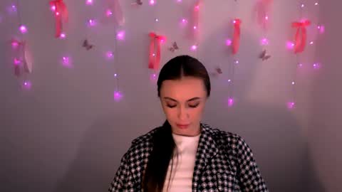 nikonara_ online show from June 12, 2026, 2:05 pm