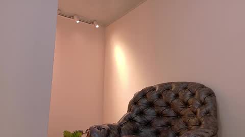  NIKY SMIT  online show from February 20, 2025, 11:42 am