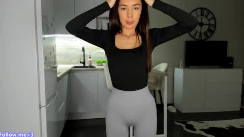 Snapshot of nilliluv chatting on February 26, 2025, 6:11 pm Bella online show from February 26, 2025, 6:11 pm