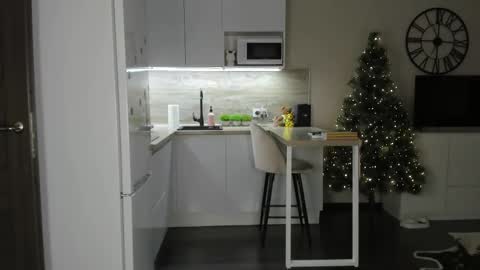 Bella online show from December 3, 2025, 2:04 pm