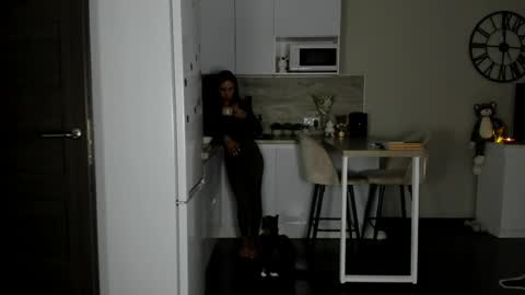 Bella online show from April 30, 2026, 4:02 pm