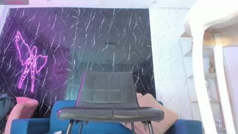 nini_beyker online show from May 3, 2026, 1:28 pm