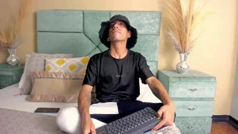 Snapshot of noaahtylor chatting on May 16, 2026, 4:42 am Noah online show from May 16, 2026, 4:42 am