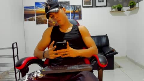 noah_flynn1 online show from September 17, 2025, 4:03 am