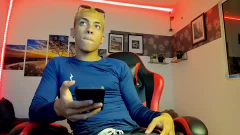 noah_flynn1 online show from October 4, 2025, 2:53 am