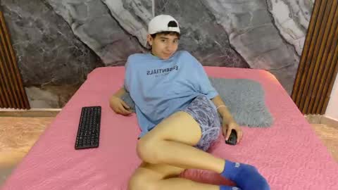 Snapshot of noahwalker__ chatting on May 21, 2026, 11:06 am online show from May 21, 2026, 11:06 am
