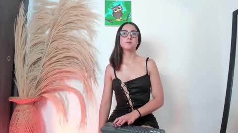 Snapshot of noami_rose chatting on February 11, 2026, 11:43 pm Noami Rose online show from February 11, 2026, 11:43 pm