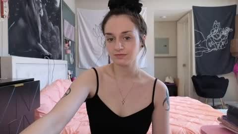 Snapshot of noelle1229 chatting on June 3, 2026, 8:25 pm Noelle online show from June 3, 2026, 8:25 pm
