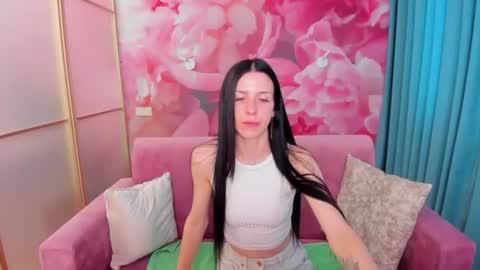 Snapshot of noirdiva chatting on June 17, 2026, 5:43 am NoirDiva online show from June 17, 2026, 5:43 am