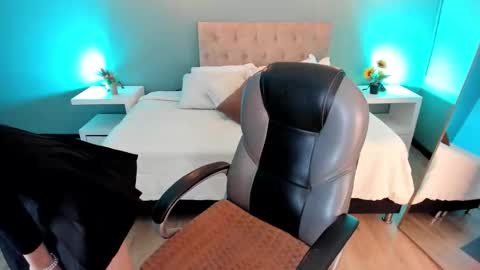 Nora online show from November 11, 2025, 6:08 pm