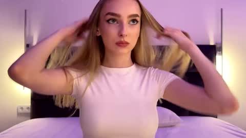 Snapshot of notelis chatting on October 25, 2025, 4:02 pm Goldie online show from October 25, 2025, 4:02 pm