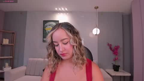 Snapshot of novasinclairx chatting on August 6, 2026, 12:07 pm Nova Sinclair online show from August 6, 2026, 12:07 pm