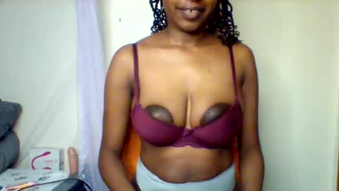 Snapshot of nubian_queen1033 chatting on December 20, 2025, 1:23 am happie online show from December 20, 2025, 1:23 am