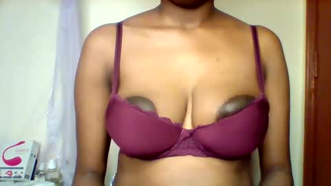 Snapshot of nubian_queen1033 chatting on January 11, 2026, 7:52 pm happie online show from January 11, 2026, 7:52 pm