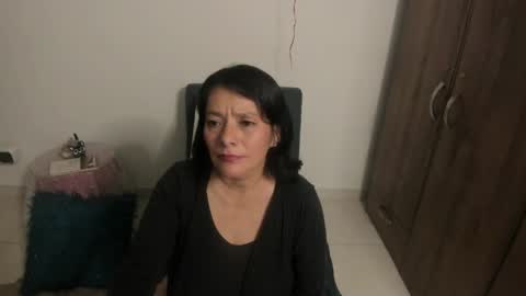 nuit_rose online show from June 6, 2026, 2:27 am