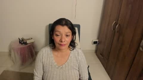 nuit_rose online show from June 12, 2026, 3:05 am
