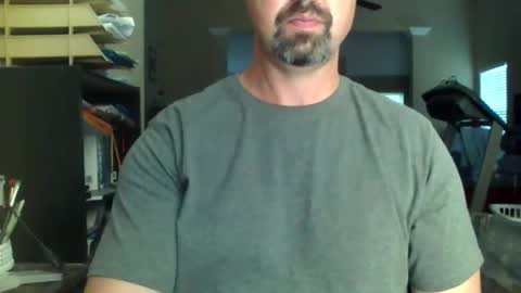 nvrenuff1979 online show from May 5, 2026, 11:29 am