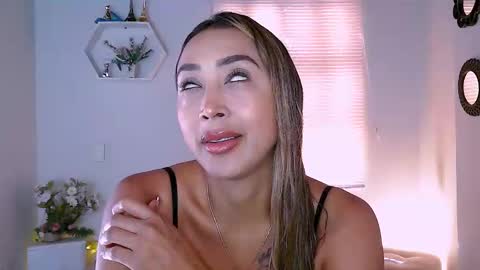 Nycole online show from March 10, 2025, 1:32 pm