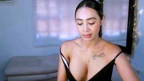 Nycole online show from September 15, 2025, 5:02 pm