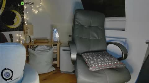 Snapshot of nyl0nnickb0y chatting on December 2, 2025, 9:21 pm Nyl0nnickb0y online show from December 2, 2025, 9:21 pm