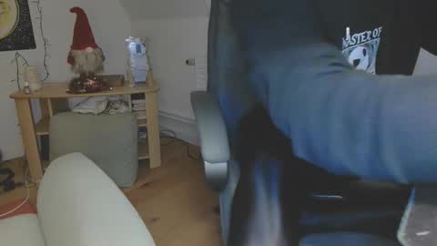 Snapshot of nyl0nnickb0y chatting on January 11, 2026, 6:35 pm Nyl0nnickb0y online show from January 11, 2026, 6:35 pm