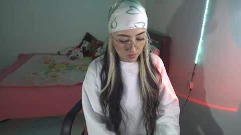 Snapshot of nymph_frida chatting on November 7, 2025, 5:29 am Frida online show from November 7, 2025, 5:29 am