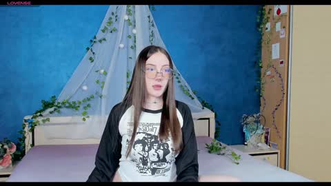 Snapshot of nymphalean chatting on January 28, 2025, 7:00 pm Kat online show from January 28, 2025, 7:00 pm